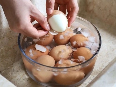 che bien trung ma mac phai 3 sai lam nay thi chang khac nao ha doc co the di Chế biến trứng mà mắc phải 3 sai lầm này thì chẳng khác nào "hạ độc" cơ thể, điều số 2 rất nhiều người mắc phải!