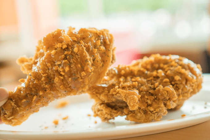 Công thức '4 chuẩn' làm nên món gà rán Popeyes