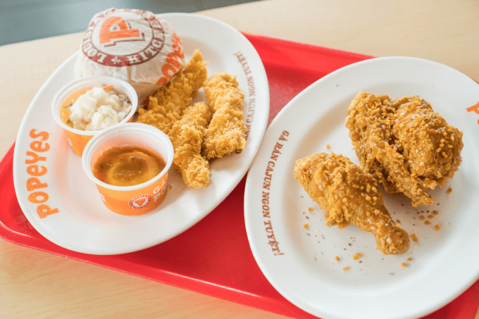 Công thức '4 chuẩn' làm nên món gà rán Popeyes