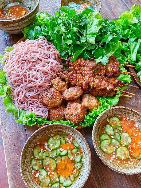 Bún thịt xiên nướng từ nồi chiên không dầu