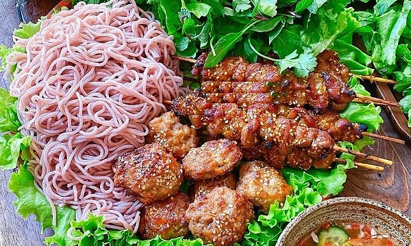 Bún thịt xiên nướng từ nồi chiên không dầu