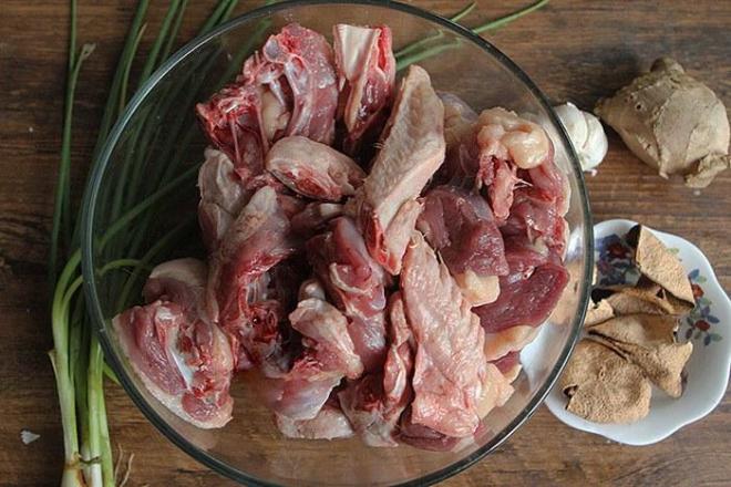 Mua được nửa con vịt đem kho vỏ quýt thơm lừng, chồng con ăn một lại muốn ăn hai