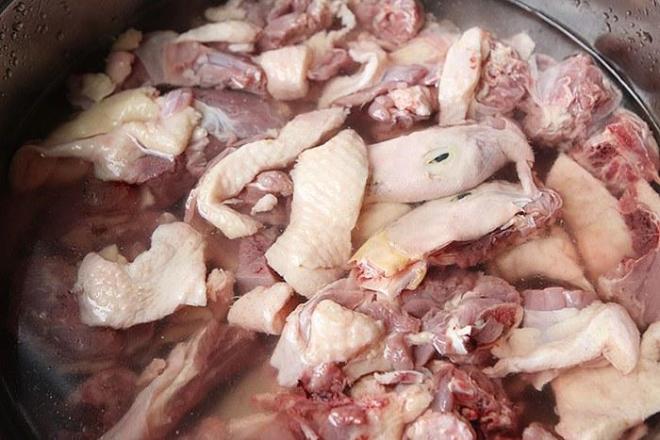 Mua được nửa con vịt đem kho vỏ quýt thơm lừng, chồng con ăn một lại muốn ăn hai