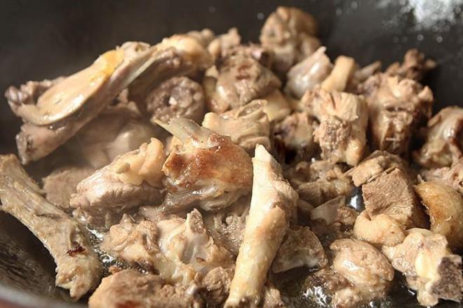 Mua được nửa con vịt đem kho vỏ quýt thơm lừng, chồng con ăn một lại muốn ăn hai