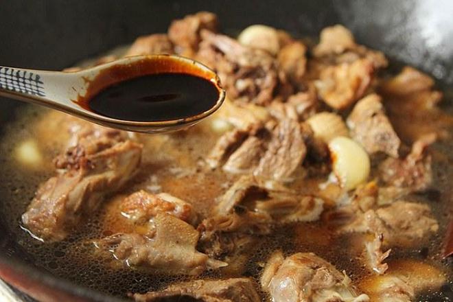 Mua được nửa con vịt đem kho vỏ quýt thơm lừng, chồng con ăn một lại muốn ăn hai