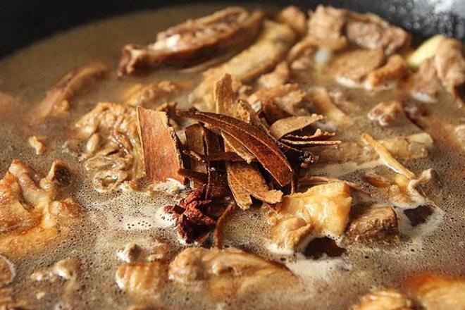 Mua được nửa con vịt đem kho vỏ quýt thơm lừng, chồng con ăn một lại muốn ăn hai