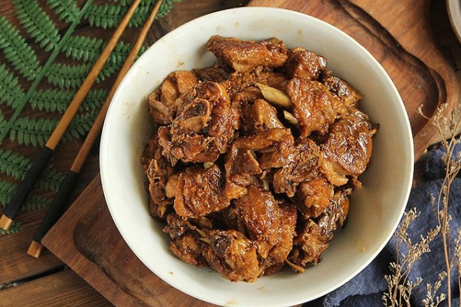 Mua được nửa con vịt đem kho vỏ quýt thơm lừng, chồng con ăn một lại muốn ăn hai