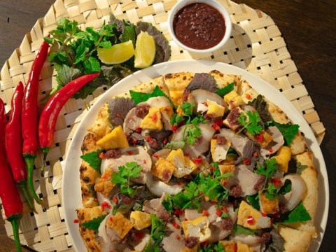 pizza bun dau mam tom gay tranh cai trong gioi am thuc sai gon Pizza bún đậu mắm tôm gây tranh cãi trong giới ẩm thực Sài Gòn