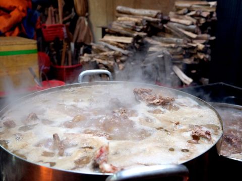 to bun cha hue thom mui khoi trong quan nho sai gon Tô bún chả Huế thơm mùi khói trong quán nhỏ Sài Gòn