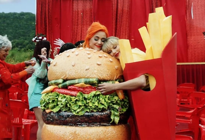 Vì sao khoai tây chiên thường được phục vụ chung với burger