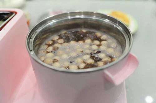 Hễ trời lạnh là mẹ tôi thường nấu món chè này cho cả nhà ăn sáng, vừa ngon vừa ấm người lại tốt đủ đường cho sức khỏe!