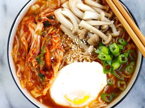 my ramen nau trung kim chi va nam Mỳ ramen nấu trứng, kim chi và nấm