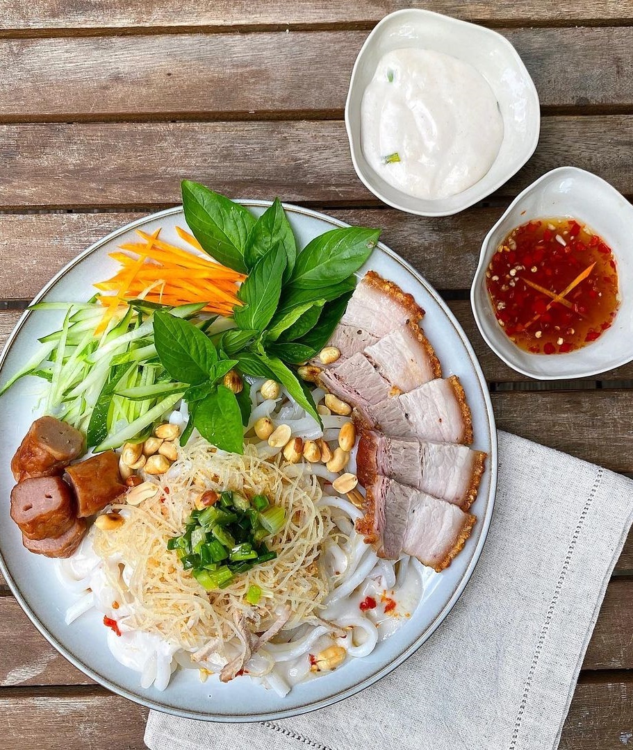 Tăng Thanh Hà làm bánh tằm bì heo quay
