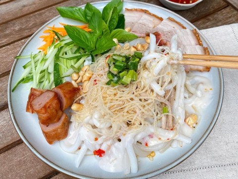 tang thanh ha lam banh tam bi heo quay Tăng Thanh Hà làm bánh tằm bì heo quay