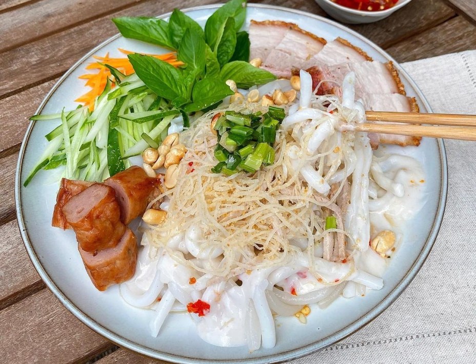 Tăng Thanh Hà làm bánh tằm bì heo quay