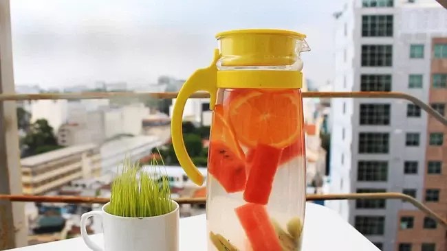 Tết nhiều hoa quả, tranh thủ làm ngay 3 loại nước detox này: Uống thay nước lọc thì chẳng lo nặng bụng!