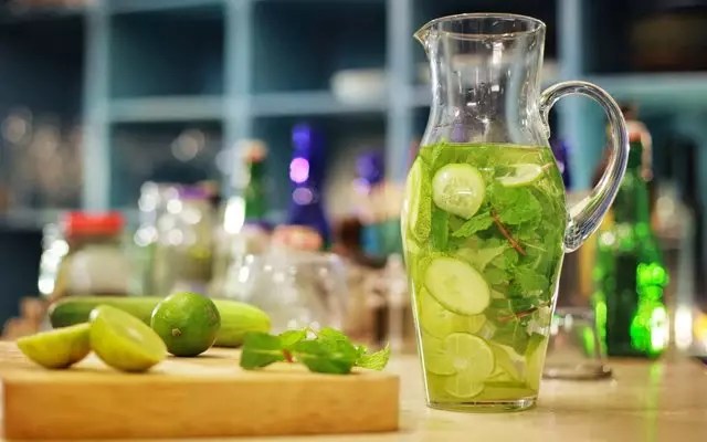 Tết nhiều hoa quả, tranh thủ làm ngay 3 loại nước detox này: Uống thay nước lọc thì chẳng lo nặng bụng!