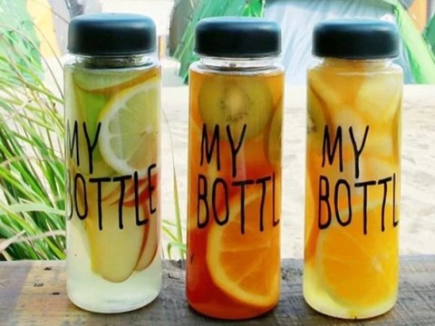 tet nhieu hoa qua tranh thu lam ngay 3 loai nuoc detox nay uong thay nuoc loc thi chang lo n Tết nhiều hoa quả, tranh thủ làm ngay 3 loại nước detox này: Uống thay nước lọc thì chẳng lo nặng bụng!