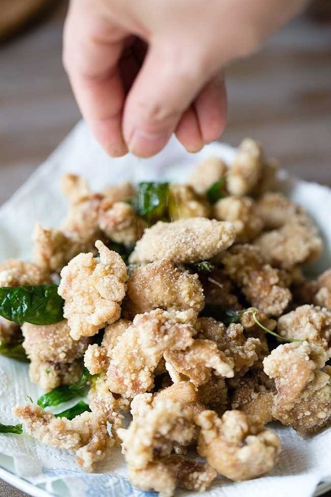 Thịt gà sau Tết còn thừa, làm ngay gà muối tiêu tẩm bột chiên giòn, cả nhà 'chén sạch' ngay tức thì