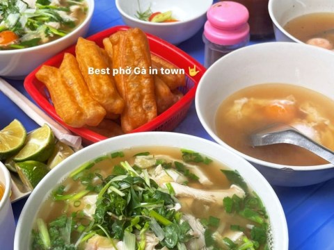 vo chong toc tien me pho ga ngap hanh Vợ chồng Tóc Tiên mê phở gà ngập hành