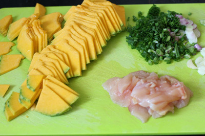 Bí đỏ xào thịt gà