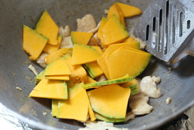 Bí đỏ xào thịt gà