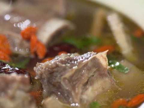 canh suon bo cu sen 2 Canh sườn bò củ sen