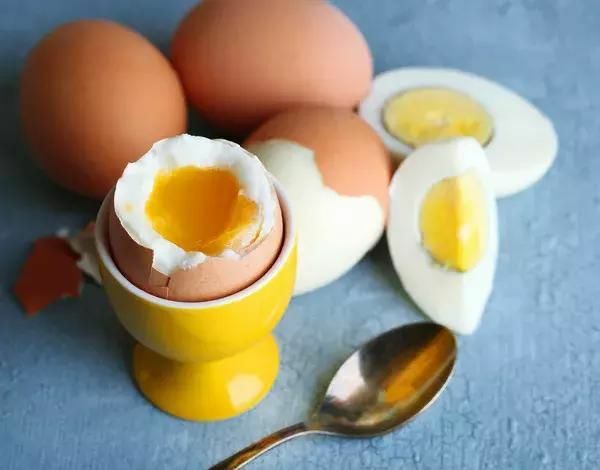 Có phải lòng đỏ trứng càng sẫm màu càng bổ dưỡng? Chuyên gia chỉ ra 2 yếu tố
