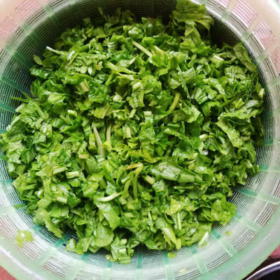 Dân dã món canh trùng trục nấu rau cải