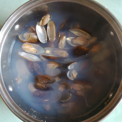 Dân dã món canh trùng trục nấu rau cải