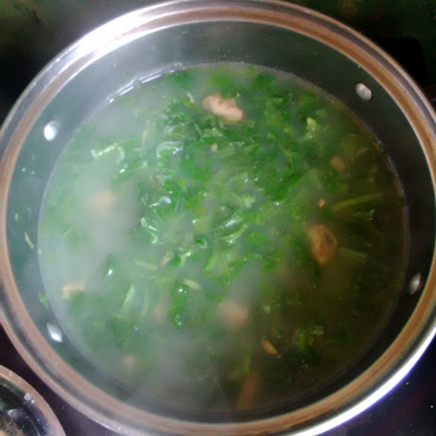 Dân dã món canh trùng trục nấu rau cải
