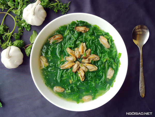 Dân dã món canh trùng trục nấu rau cải