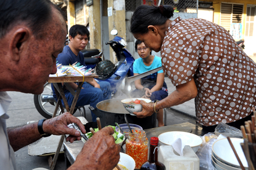 Quán bún 'ruột' vỉa hè Sài Gòn của nghệ sĩ Việt Hương