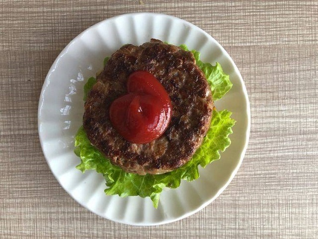 Tự tay làm món hamburger từ mì ăn liền đảm bảo các bé thích mê