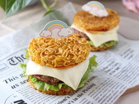 tu tay lam mon hamburger tu mi an lien dam bao cac be thich me Tự tay làm món hamburger từ mì ăn liền đảm bảo các bé thích mê