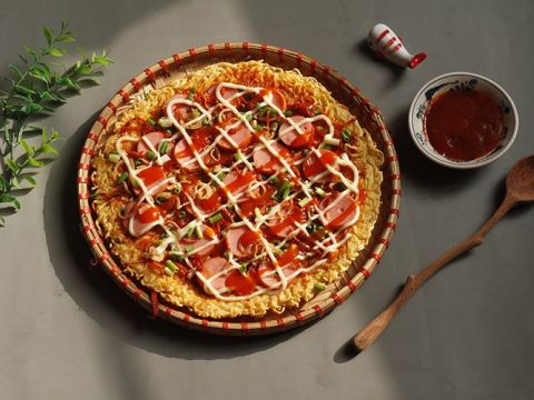 cach lam pizza tu mi tom cuc don gian Cách làm pizza từ mì tôm cực đơn giản