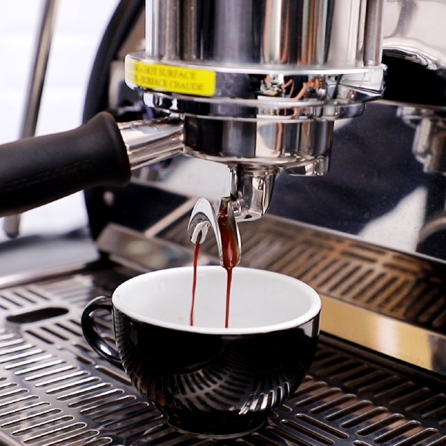 Cách pha latte art chuẩn Barista