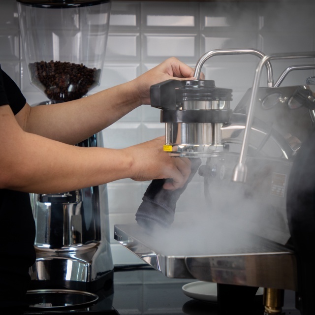 Cách pha latte art chuẩn Barista