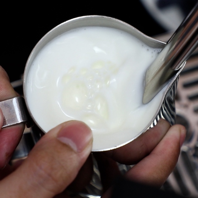 Cách pha latte art chuẩn Barista