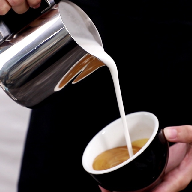 Cách pha latte art chuẩn Barista