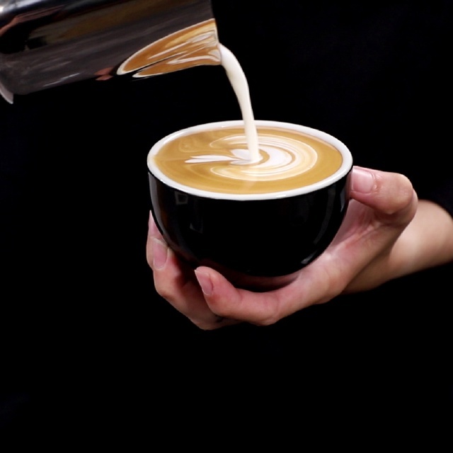 Cách pha latte art chuẩn Barista
