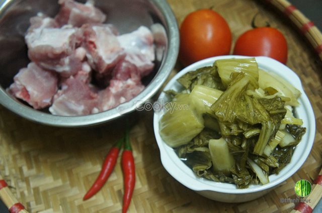 Canh dưa chua nấu sườn