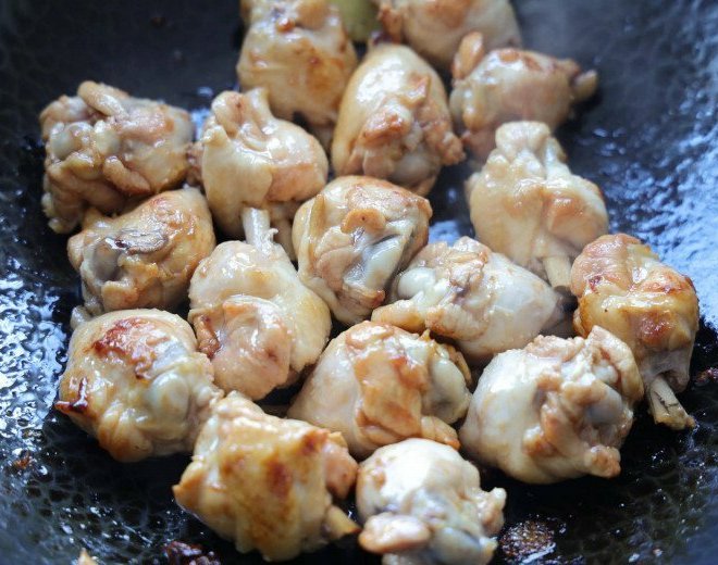 Cánh gà kho tộ mềm ngon, cơm nấu cả nồi đầy cũng hết trong 