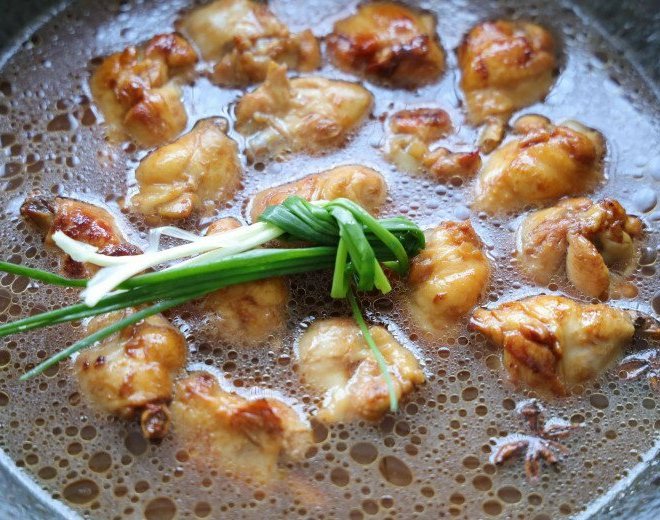 Cánh gà kho tộ mềm ngon, cơm nấu cả nồi đầy cũng hết trong 