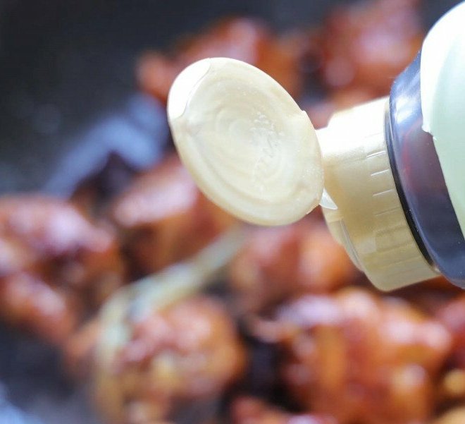 Cánh gà kho tộ mềm ngon, cơm nấu cả nồi đầy cũng hết trong 