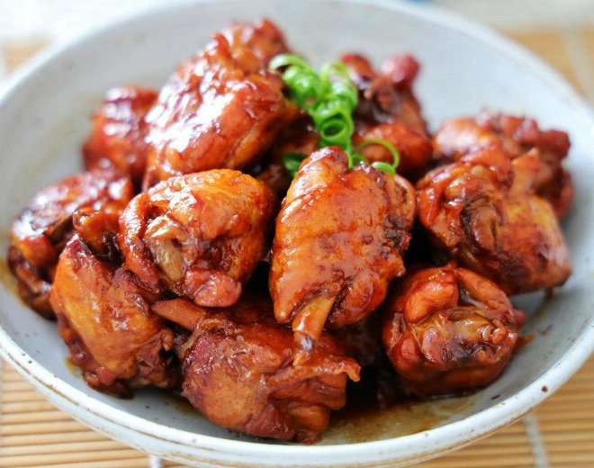 Cánh gà kho tộ mềm ngon, cơm nấu cả nồi đầy cũng hết trong 