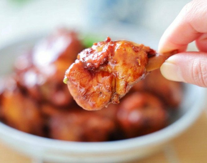 Cánh gà kho tộ mềm ngon, cơm nấu cả nồi đầy cũng hết trong 