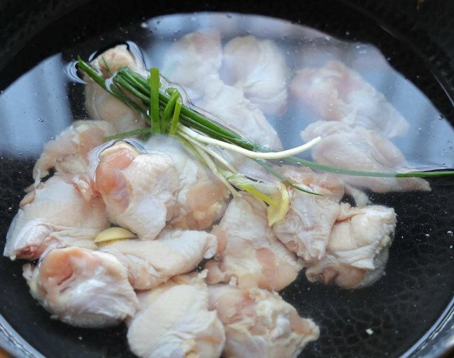 Cánh gà kho tộ mềm ngon, cơm nấu cả nồi đầy cũng hết trong 
