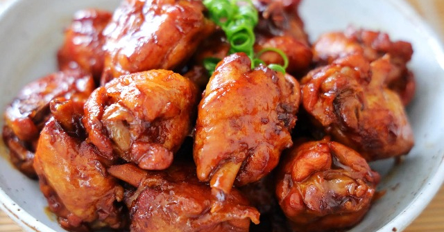Cánh gà kho tộ mềm ngon, cơm nấu cả nồi đầy cũng hết trong 