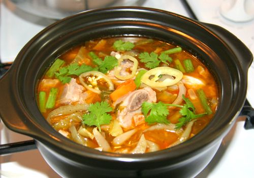 Canh sườn non nấu cải chua